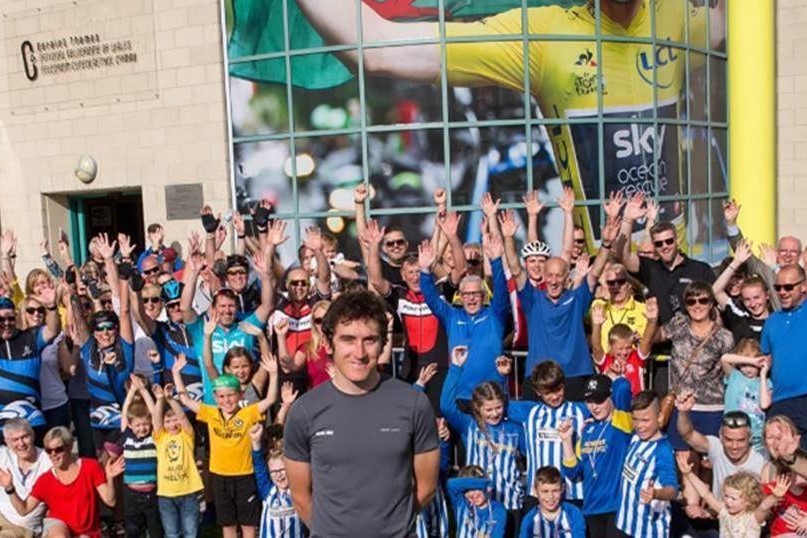 Geraint Thomas and a crowd of people in front of the velodrome